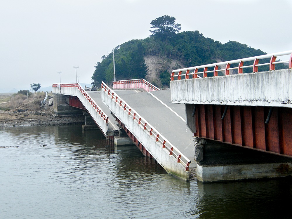 Bridge collapse due to liquefaction and soil strength loss